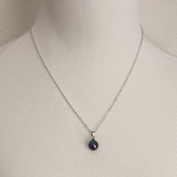 Minimalist necklace - solitaire faux dark gray and mauve pearl necklace - Picture 2 of 4